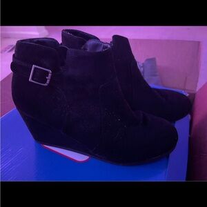Black winter boots